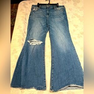 American Eagle Women’s Bell bottom stretch Jean-size 16